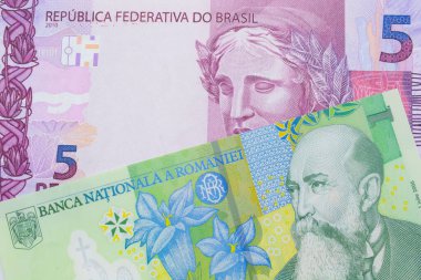 Brezilya 'dan gelen pembe ve mor beş banknotun makro görüntüsü, Romanya' dan gelen yeşil, plastik bir ley banknotla eşleştirildi. Makro çekimde yakın çekim.