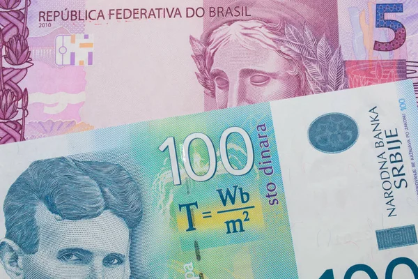 브라질에서 발행되는 지폐에 분홍색 보라색으로 매크로 이미지와 흰색의 세르비아 디나르 — 스톡 사진