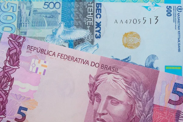 ブラジルのピンクと紫の5つの本物の銀行券のマクロ画像は カザフスタンの青 プラスチックの500の端銀行券と対になりました マクロでショットを閉じる — ストック写真
