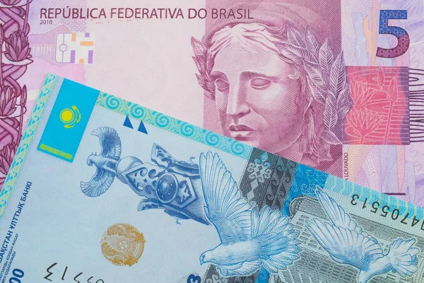 一张来自巴西的粉色和紫色五张真实钞票的宏观图片 与来自哈萨克斯坦的一张蓝色 塑料五张饥饿的坚韧钞票搭配在一起 在宏观上拍的特写 — 图库照片