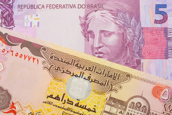 브라질에서 발행되는 보라색으로 매크로 이미지와 아랍에미리트에서 디나르 지폐가 이루고 매크로를 — 스톡 사진