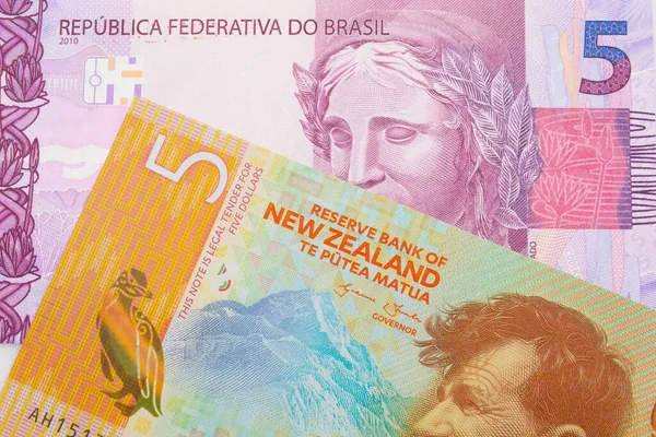 一张巴西面额为粉色和紫色的5张真实钞票的宏观图片 与新西兰面额为5美元的橙色塑料钞票搭配在一起 在宏观上拍的特写 — 图库照片