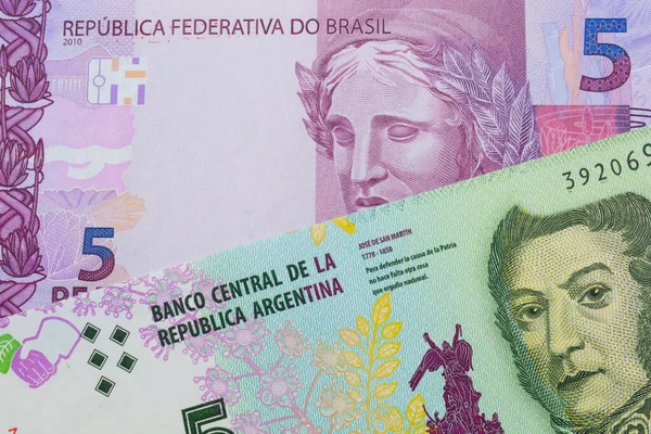 Макрофоні Зображено Рожеву Фіолетову Банкноту Ятьма Реальними Банкнотами Бразилії Також — стокове фото