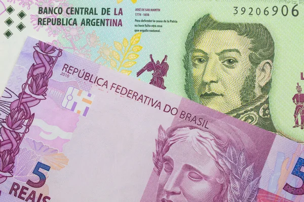 ブラジルのピンクと紫の5本の本物の銀行券のマクロ画像は アルゼンチンのカラフルな5ペソ紙幣と対になりました マクロでショットを閉じる — ストック写真