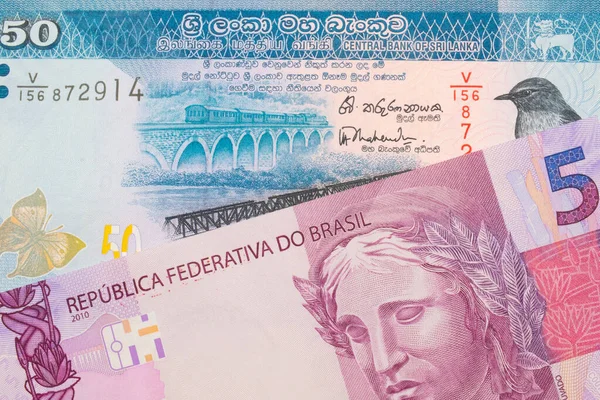 ブラジルのピンクと紫の5つの本物の銀行券のマクロ画像は スリランカの青と白の50ルピーの銀行券と対になりました マクロでショットを閉じる — ストック写真