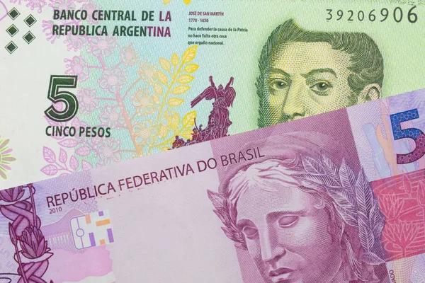 Макрофоні Зображено Рожеву Фіолетову Банкноту Ятьма Реальними Банкнотами Бразилії Також — стокове фото