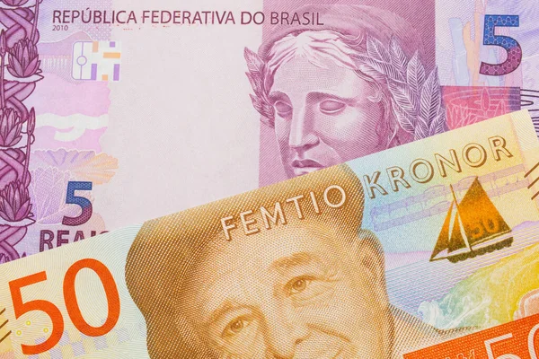 ブラジルのピンクと紫の5つの本物の銀行券のマクロ画像は スウェーデンのグレーとオレンジの50クロノールノートと対になりました マクロでショットを閉じる — ストック写真
