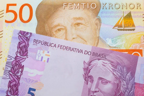 ブラジルのピンクと紫の5つの本物の銀行券のマクロ画像は スウェーデンのグレーとオレンジの50クロノールノートと対になりました マクロでショットを閉じる — ストック写真