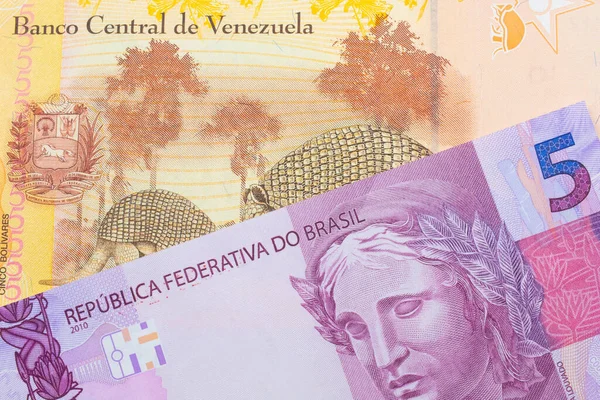 브라질에서 발행되는 보라색으로 매크로 이미지와 베네수엘라에서 노란색의 볼리바르 지폐가 이루고 — 스톡 사진