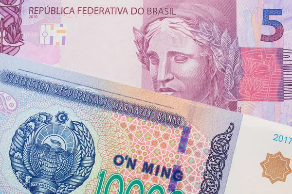 브라질에서 발행되는 이있는 지폐의 매크로 이미지와 우즈베키스탄에서 푸른색 지폐가 이루고 — 스톡 사진