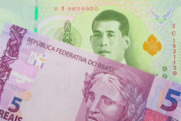 巴西面额为粉色和紫色的5张真实钞票与泰国面额为20铢的绿色钞票配搭在一起的宏观图像 在宏观上拍的特写 — 图库照片