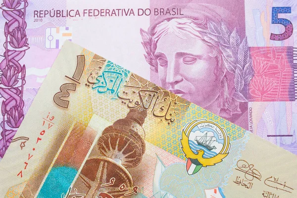 ブラジルのピンクと紫の5本の本物の銀行券のマクロ画像は クウェートからのカラフルなプラスチック製の4分の1ディナールと対になりました マクロでショットを閉じる — ストック写真