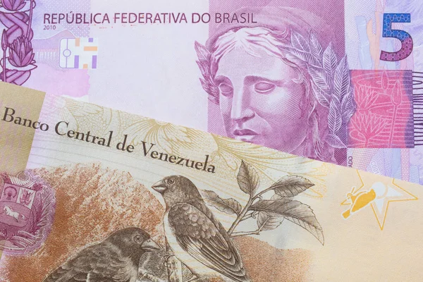 Makroobraz Różowego Fioletowego Banknotu Brazylii Połączonego Kolorowym Banknotem 100 Bolivarów — Zdjęcie stockowe