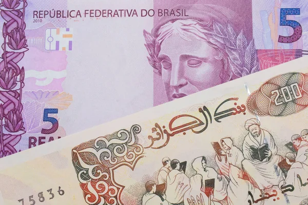 브라질에서 발행되는 지폐의 매크로 이미지와 200 알제리 디나르 지폐가 이루고 — 스톡 사진