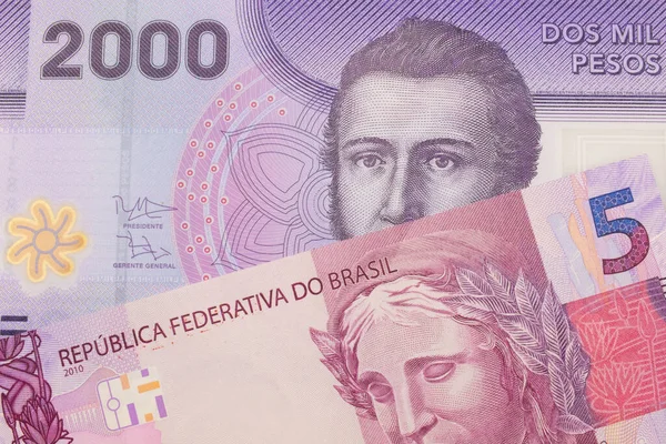 브라질에서 발행되는 지폐의 매크로 이미지와 보라색 플라스틱 지폐가 매크로를 가까이 — 스톡 사진