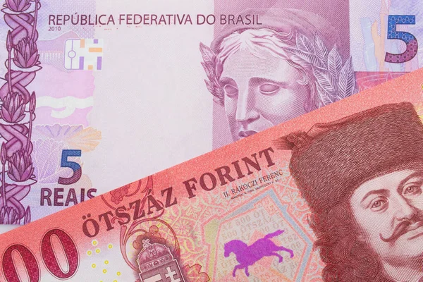 巴西面额为粉色和紫色的5张真实钞票与匈牙利面额为500福林的红白钞票搭配在一起的宏观图像 在宏观上拍的特写 — 图库照片
