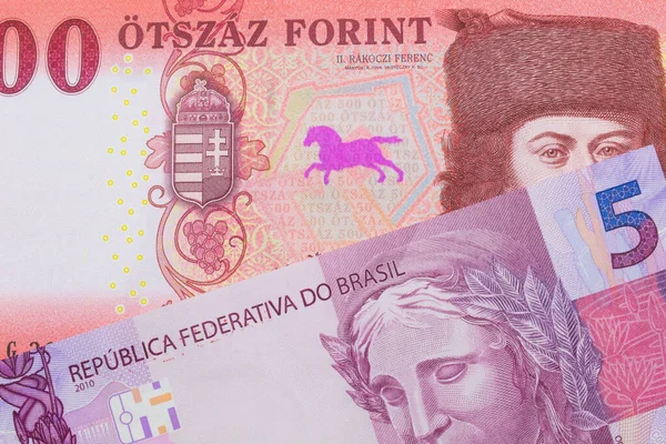 브라질에서 발행되는 이담긴 지폐의 매크로 이미지가 헝가리에서 붉은색 500 지폐와 — 스톡 사진