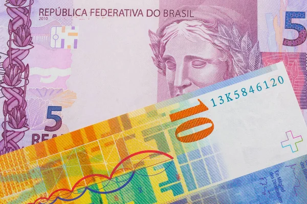 브라질에서 분홍색 보라색 지폐의 매크로 이미지와 스위스 지폐가 매크로를 가까이 — 스톡 사진