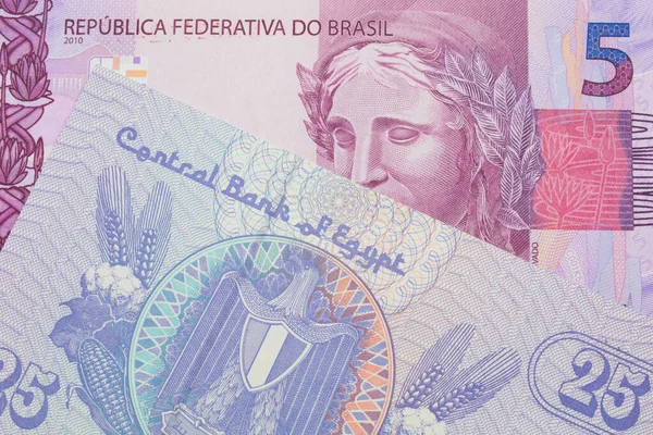 브라질 지폐의 색으로 매크로 사진이 이집트 로부터 파이어 은행권 이루었다 — 스톡 사진