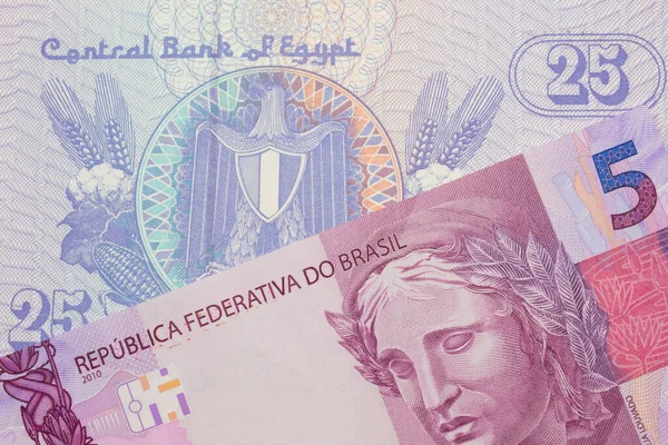 브라질 지폐의 색으로 매크로 사진이 이집트 로부터 파이어 은행권 이루었다 — 스톡 사진