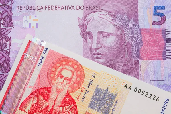 ブラジルのピンクと紫の5本の本物の銀行券のマクロ画像は ブルガリアの赤と白の1本のレフ銀行券と対になりました マクロでショットを閉じる — ストック写真
