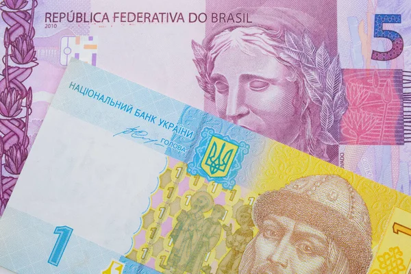 一张巴西面额为粉色和紫色的5张真实钞票的宏观图片 与乌克兰面额为蓝色 白色和黄色的一张透明质钞票搭配在一起 在宏观上拍的特写 — 图库照片