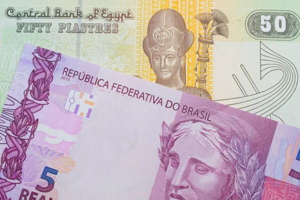 一张来自巴西的粉色和紫色五张真实钞票的宏观图片 与来自埃及的一张绿色和黄色五十披风钞票搭配在一起 在宏观上拍的特写 — 图库照片