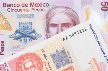 Meksika 'dan gelen 50 pesoluk pembe bir banknotun makro görüntüsü, Bulgaristan' dan gelen kırmızı ve beyaz bir banknotla eşleştirildi. Makro çekimde yakın çekim.