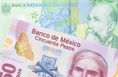 Meksika 'dan gelen 50 pezoluk pembe bir banknotun makro görüntüsü ve Romanya' dan gelen yeşil, plastik bir leu banknot. Makro çekimde yakın çekim.