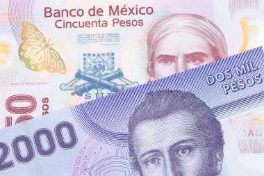 Meksika 'dan gelen 50 pezoluk pembe bir banknotun makro görüntüsü. İki bin Şili pesosuyla eşleştirilmiş. Makro çekimde yakın çekim.