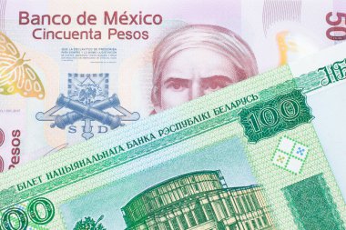 Meksika 'dan gelen 50 pezoluk pembe bir banknotun makro görüntüsü. Beyaz Rusya' dan gelen 100 ruble 'lik yeşil banknotla eşleştirilmiş. Makro çekimde yakın çekim.