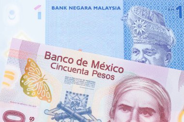Meksika 'dan gelen 50 pezoluk pembe bir banknotun makro görüntüsü. Malezya' dan gelen mavi, plastik bir yüzükle eşleştirilmiş. Makro çekimde yakın çekim.