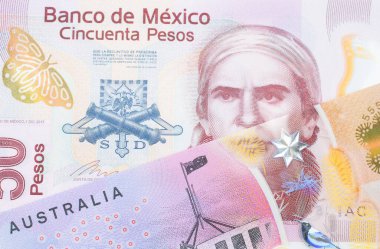 Meksika 'dan gelen 50 pezoluk pembe bir banknotun makro görüntüsü Avustralya' dan gelen renkli beş dolarlık banknotla eşleştirildi. Makro çekimde yakın çekim.