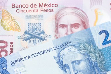 Meksika 'dan gelen 50 pezoluk pembe bir banknotun makro görüntüsü ve Brezilya' dan gelen iki banknot. Makro çekimde yakın çekim.