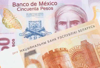 Meksika 'dan gelen 50 pezoluk pembe bir banknotun makro görüntüsü ve Belarus' tan gelen beş ruble turuncu banknot. Makro çekimde yakın çekim.