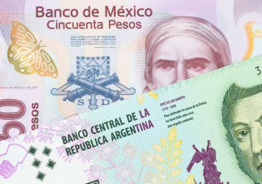Meksika 'dan gelen 50 pezoluk pembe bir banknotun makro görüntüsü Arjantin' den gelen beş pezoluk bir banknotla eşleştirildi. Makro çekimde yakın çekim.