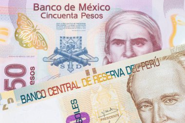 Meksika 'dan gelen 50 pezoluk pembe bir banknotun makro görüntüsü. Peru' dan gelen bej, yirmi sol banknotuyla eşleştirilmiş. Makro çekimde yakın çekim.