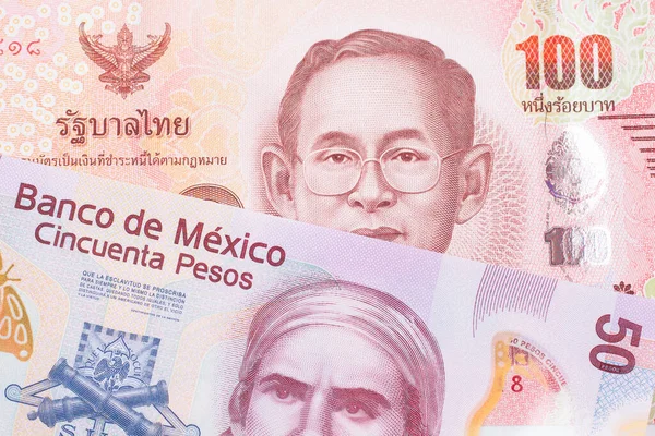 一张墨西哥面额为50比索的粉色塑料钞票与泰国面额为100铢的红钞搭配在一起的宏观图片 在宏观上拍的特写 — 图库照片