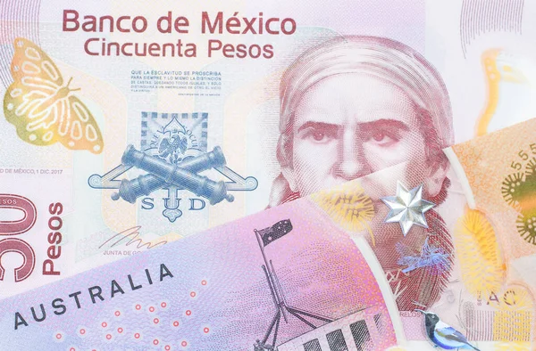 メキシコのプラスチック製の50ペソ紙幣のピンクのマクロ画像とオーストラリアのカラフルな5ドル紙幣がペアになっています マクロでショットを閉じる — ストック写真