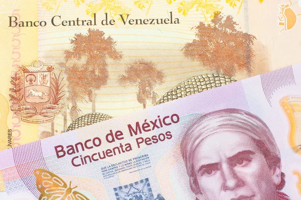 멕시코에서 분홍색 플라스틱으로 지폐의 매크로 이미지와 베네수엘라에서 노란색의 볼리바르 지폐가 — 스톡 사진