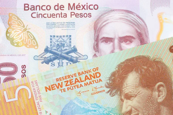 一张墨西哥面额为50比索的粉色塑料钞票和新西兰面额为5美元的橙色塑料钞票的宏观图片 在宏观上拍的特写 — 图库照片