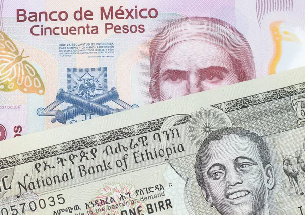 멕시코에서 분홍색 플라스틱으로 지폐의 매크로 이미지와 에티오피아 화폐로 지폐가 이루고 — 스톡 사진