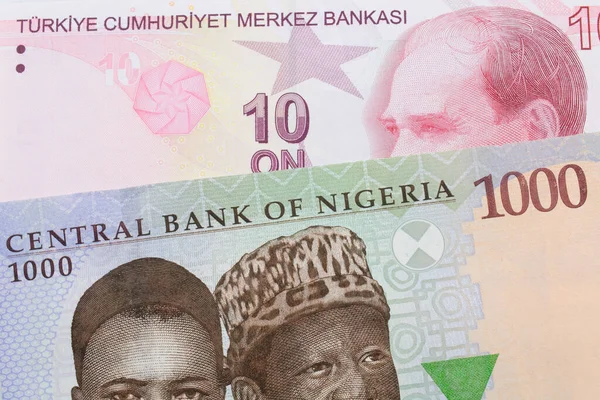 나이지리아 발행되는 푸른색 초록색 000 나이르 지폐를 로부터 붉은색 지폐와 — 스톡 사진