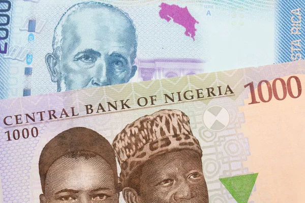 나이지리아 푸른색 보라색 초록색 000 나이르 모양의 지폐와 코스타리카 로부터 — 스톡 사진