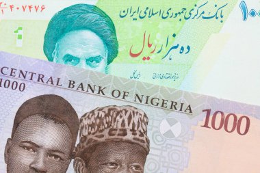 Nijerya 'dan mavi, mor ve yeşil bin nairalık bir banknotun makro görüntüsü İran' dan gelen mavi ve yeşil on bin riyal banknotla eşleştirildi. Makro çekimde yakın çekim.