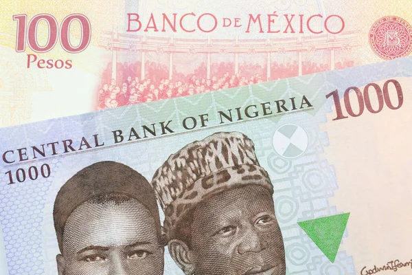 来自尼日利亚的一张蓝色 紫色和绿色的1000奈拉钞票的宏观图片 与来自墨西哥的一张100比索的红黄钞票搭配在一起 在宏观上拍的特写 — 图库照片