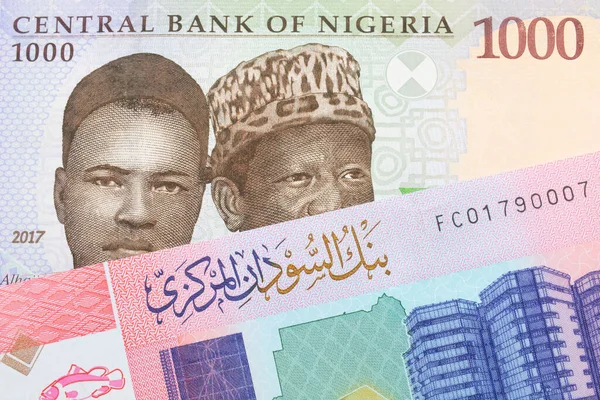 나이지리아 발행되는 푸른색 보라색 초록색 000 나이르 모양의 지폐와 파운드 — 스톡 사진