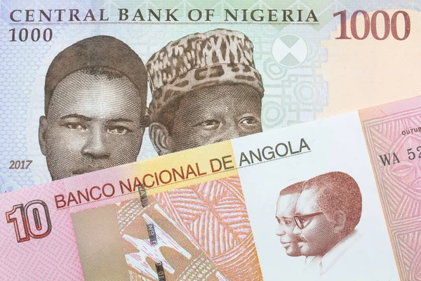 ナイジェリアの青 緑の1 000ナイラ紙幣とアンゴラのカラフルな10クワンザ銀行券を組み合わせたマクロ画像 マクロでショットを閉じる — ストック写真