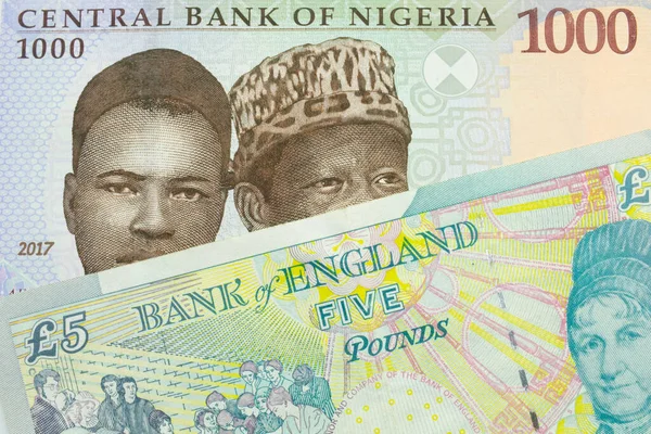 ナイジェリアの青 緑の1 000ナイラ紙幣のマクロなイメージと 英国の5ポンド紙幣のカラフルな組み合わせ マクロでショットを閉じる — ストック写真