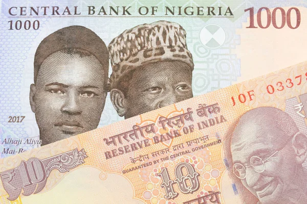 ナイジェリア産の青 緑の1 000ナイラ紙幣とインド産のオレンジ色の10ルピー札のマクロ画像 マクロでショットを閉じる — ストック写真